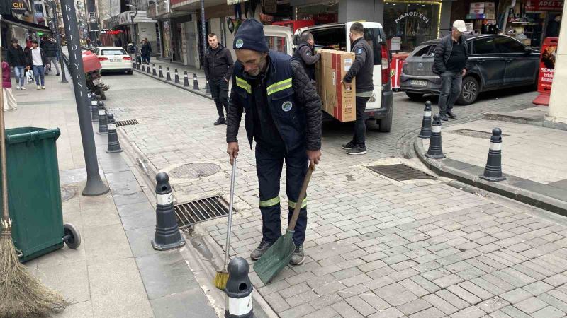 Temizlik personeli, deprem bölgesine kefen desteğinde bulundu
