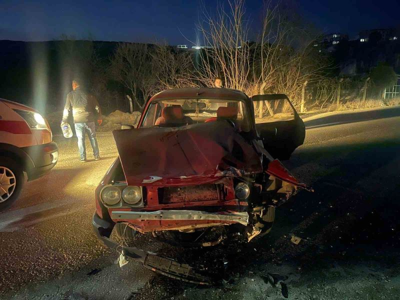 Manisa’da iki otomobil kafa kafaya çarpıştı: 8 yaralı
