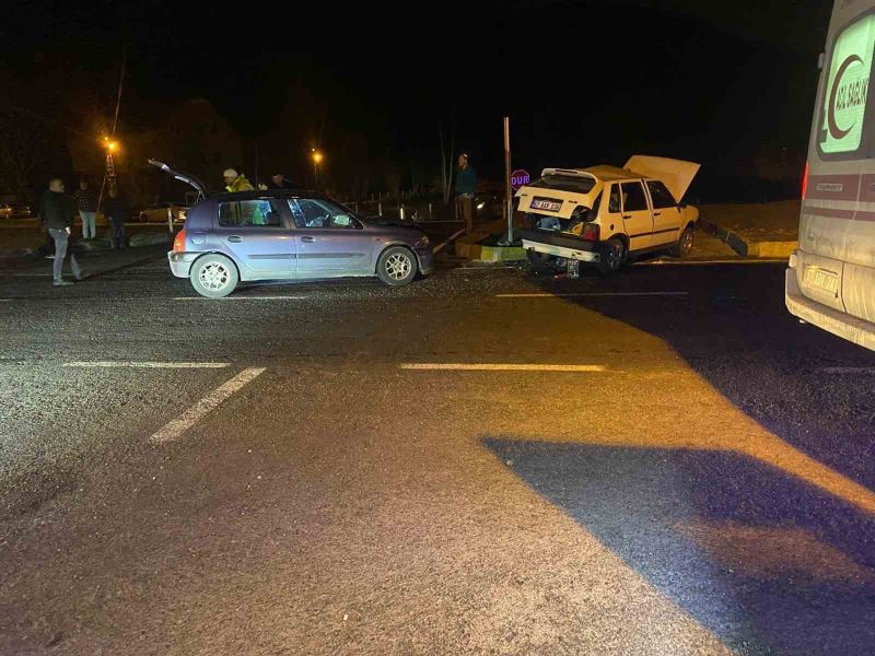 Zonguldak’ta kavşakta çarpışan iki otomobilde 2’si ağır 3 kişi yaralandı
