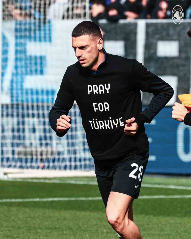 Merih Demiral ısınmaya ’Türkiye için dua et’ tişörtüyle çıktı
