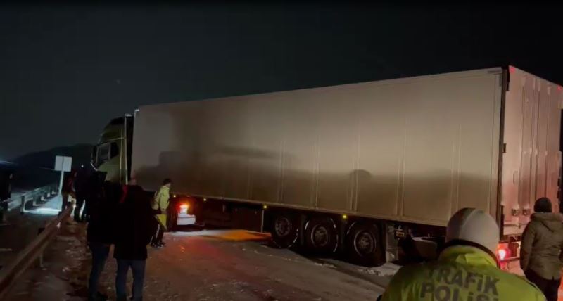 Ardahan’da kar yağışı nedeniyle kayan tır yolu kapattı
