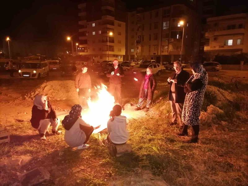 6.4 büyüklüğündeki depreme evde yakalanan vatandaş o anı gözyaşları ile anlattı
