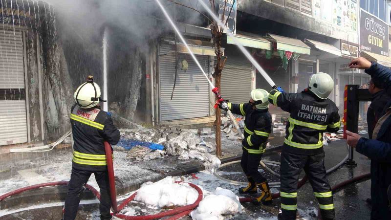 Batman’da sünger ve yün satan iş yeri yangında kullanılamaz hale geldi
