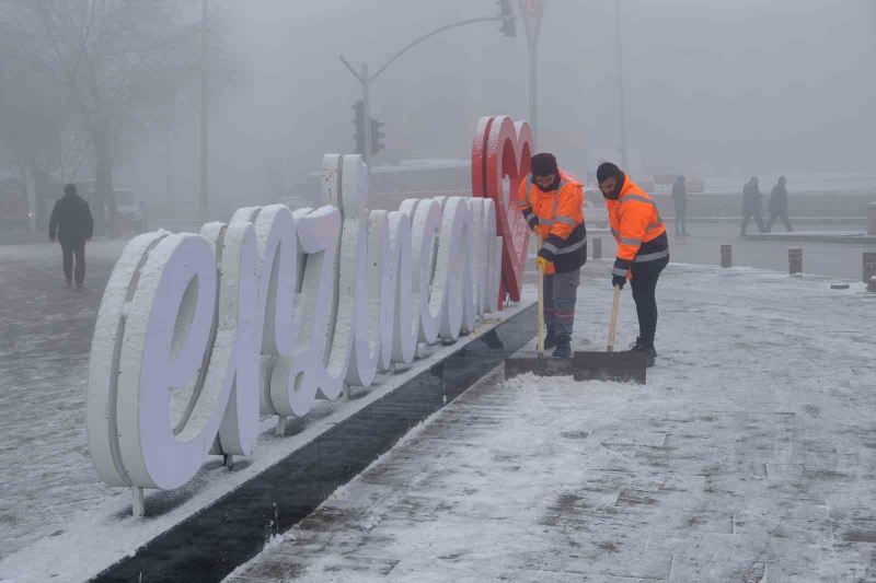 Kar yağışının etkili olduğu Erzincan’da sisten görüş mesafesi 3 metreye kadar düştü
