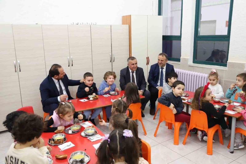 Bursa’da öğrencilere ücretsiz yemek uygulaması başladı
