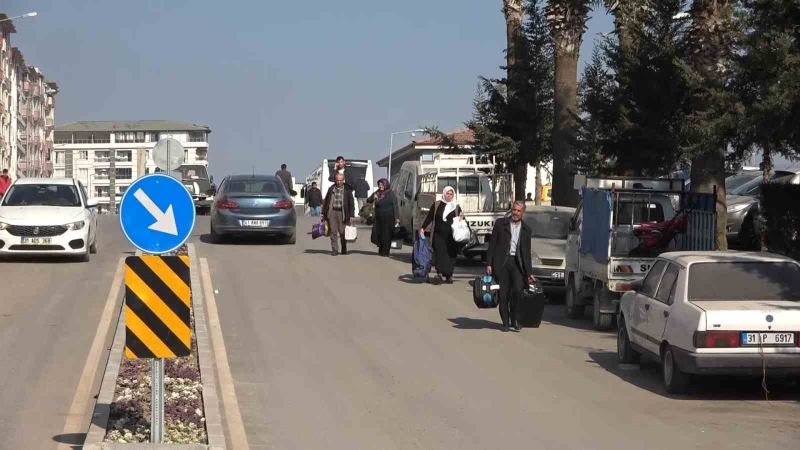 Hataylılar yerle bir olan şehirden otobüslerle terk ediyor
