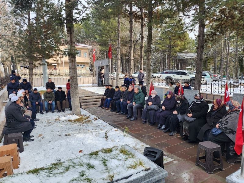 Çığ altında kalarak şehit düşen Ufuk Deniz, kabri başında anıldı
