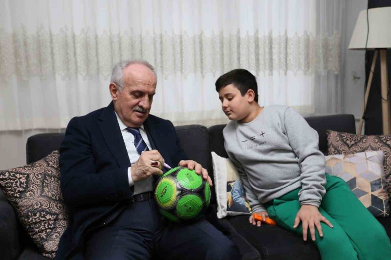 Başkan Aygün, depremzede çocuklara oyuncak hediye etti
