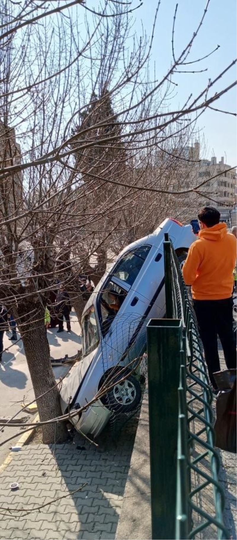 Okul bahçesine düşen araç bir kişiyi yaraladı
