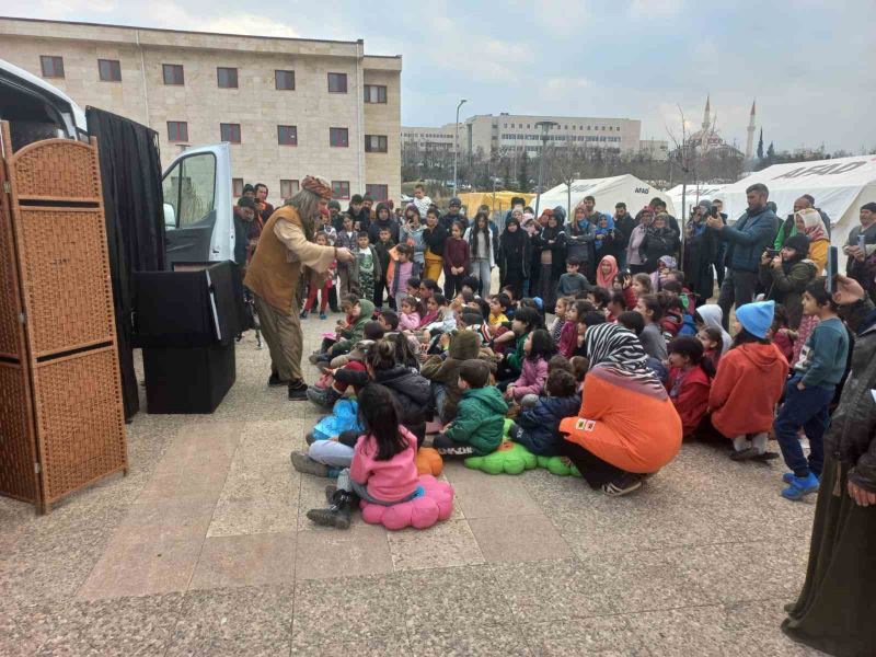 Depremzede çocuklara ‘Meddah Amca’dan masallar