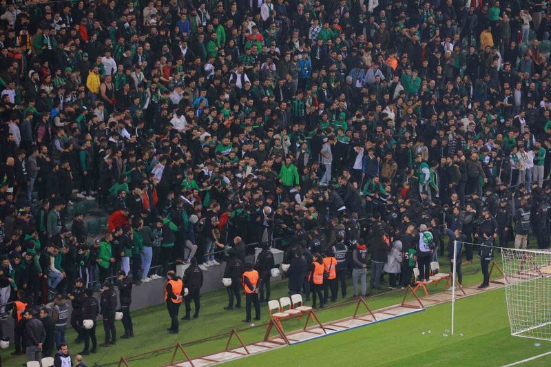 Kocaelispor - Sakaryaspor maçında tribünde gerginlik
