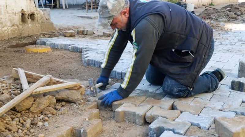 Köşk Belediyesi, doğalgaz hattı çalışması yapılan yolları düzenliyor
