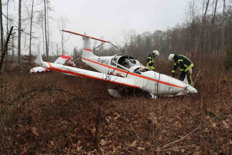 Almanya’da küçük uçak, ormanlık alana zorunlu iniş yaptı
