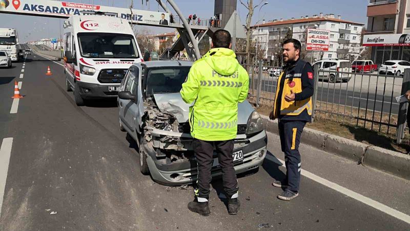 Aksaray’da otomobil kamyonete arkadan çarptı: 3 yaralı
