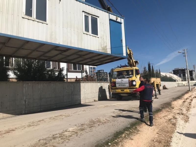 İzmit Belediyesi, Adıyaman’da konteyner ve çadırları yerleştirmeye başladı
