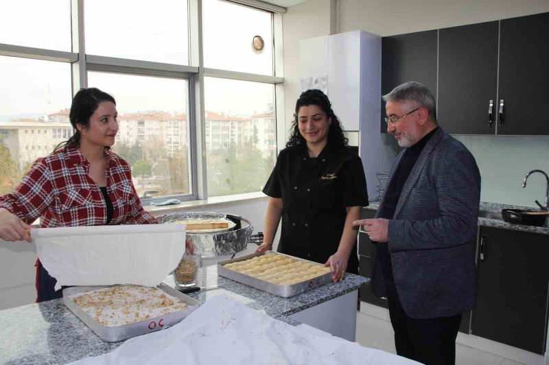 Ünlü şefin depremzedeler için kurduğu lokantaya Çorumlu kadınlardan destek
