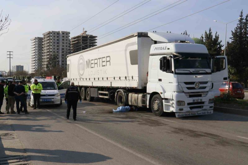 Yolun karşısına geçmek isterken tırın altında kalan kişi öldü
