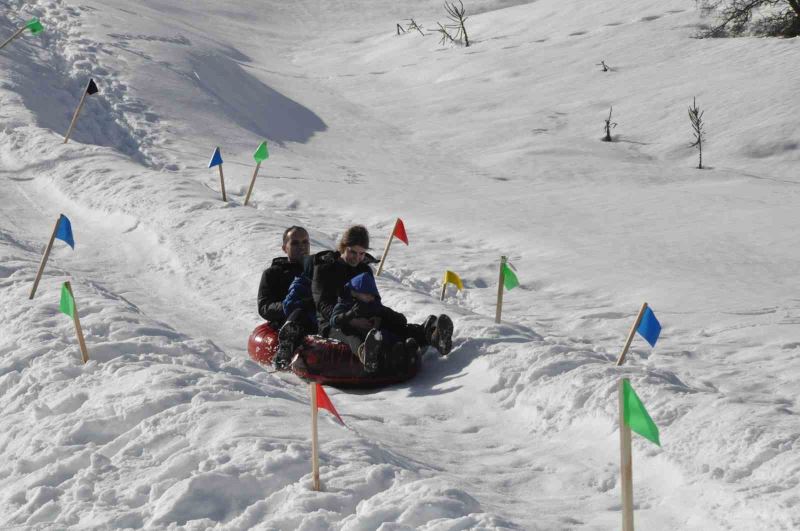 Köylülerin kayak pisti tatilcilerin ilgi odağı oluyor
