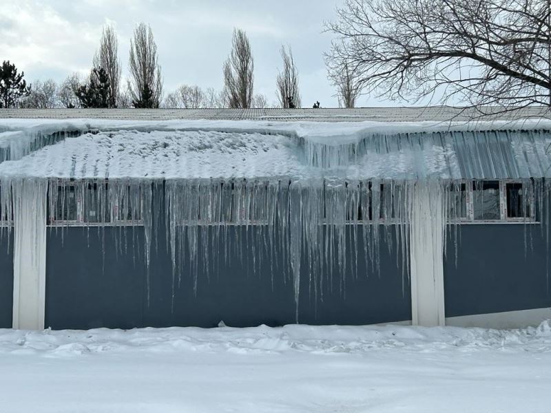 Erzurum’da soğuk hava nedeniyle oluşan buz sarkıtları tehlike arz ediyor
