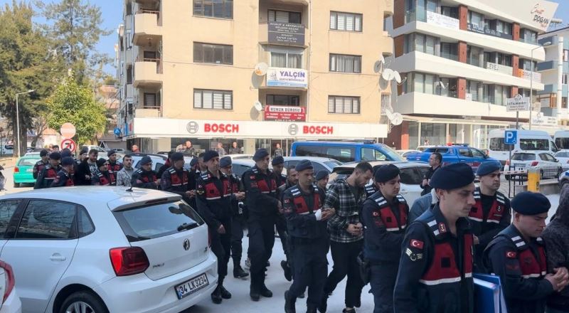 Cinayet şüphelisi 11 kişi adliyeye sevk edildi
