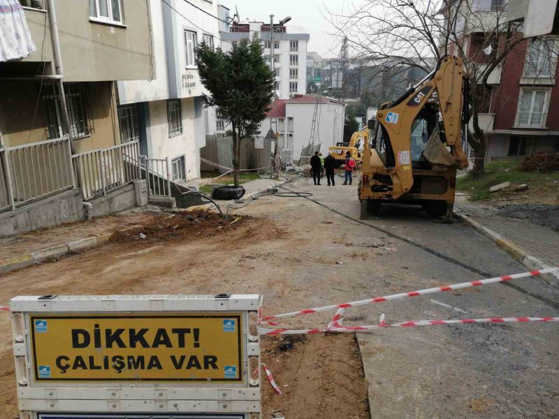 Pendik’te çökme meydana gelen yolda kazı çalışmaları devam ediyor
