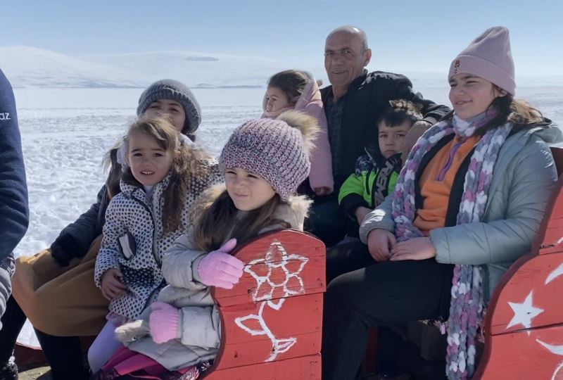 Depremzede ailelerin Çıldır Gölü’nde atlı kızak heyecanı
