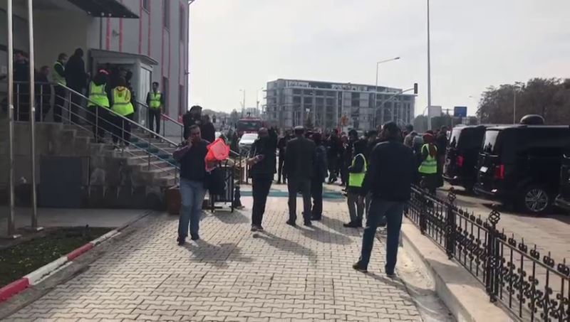 Malatya Yeşilyurt merkezli 5.6 büyüklüğünde bir deprem meydana geldi.
