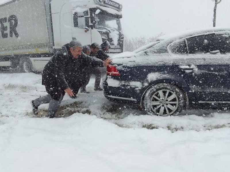 Erzurum’da etkisini gösteren kar yağışı, araç şoförlerini zor durumda bıraktı
