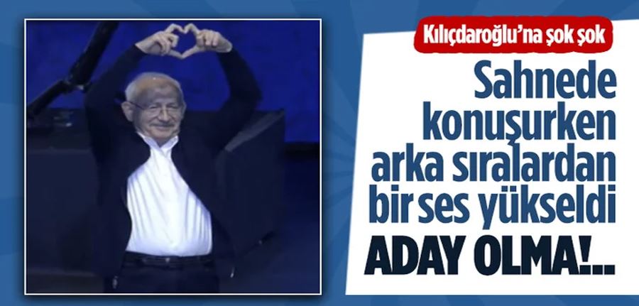 Kemal Kılıçdaroğlu konuşurken bir genç, 