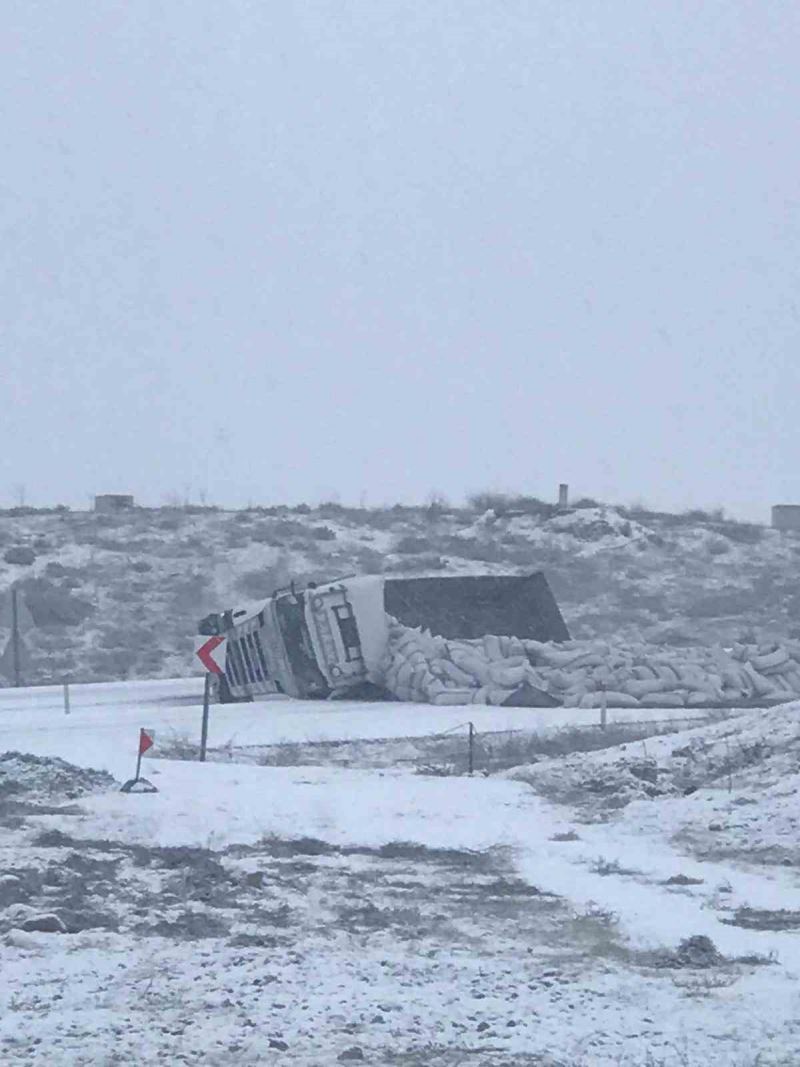 Karlı yolda devrilen tır, yolu trafiğe kapattı
