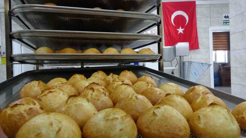 Meslek lisesinde depremzedeler için günde 15 bin ekmek üretiliyor
