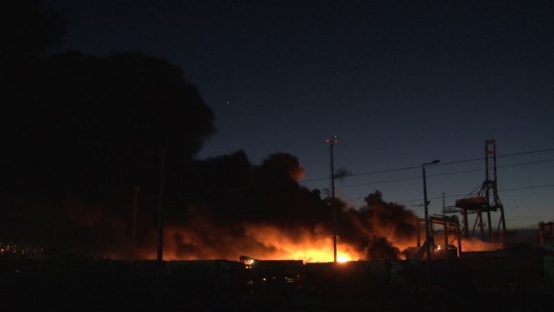 İskenderun Limanı’ndaki yangına helikopter ile müdahale ediliyor
