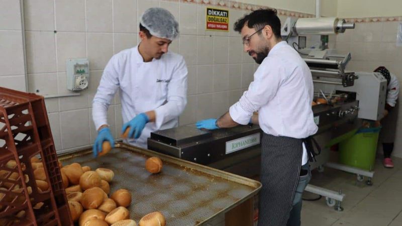 Öğrenciler depremzedeler için mutfağa girdi
