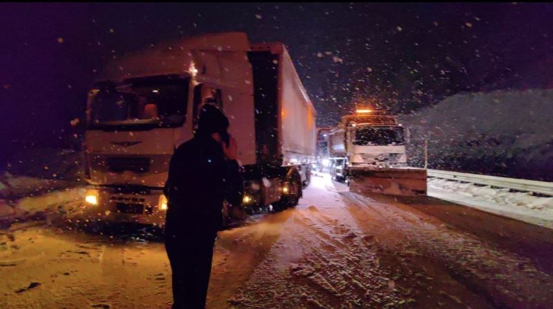 Deprem bölgesine yardım götüren tırlar karda kaydı, yol kapandı
