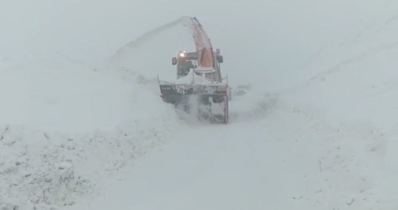 Kardan kapanan Şemdinli-Derecik yolu ulaşıma açıldı
