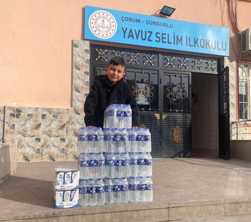 Harçlıkları ile aldığı su ve sütleri deprem bölgesine gönderdi
