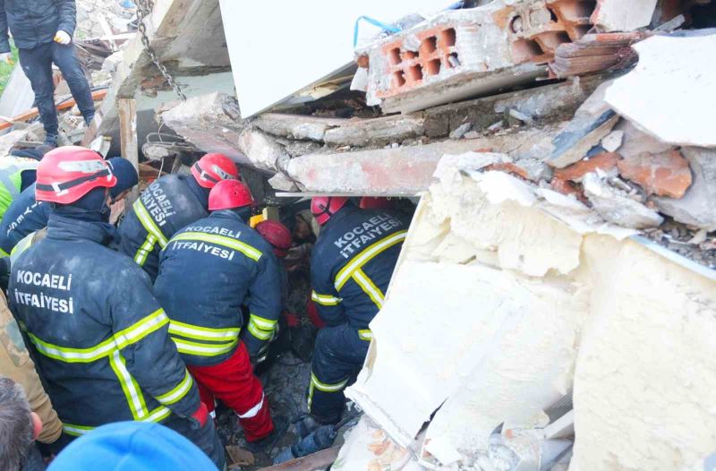 Kocaeli’den afet bölgelerine giden ekip 54 kişiyi enkazdan sağ kurtardı
