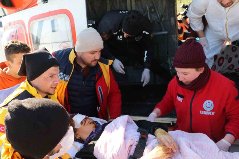 Kararan deprem bölgesine helikopterle jeneratör
