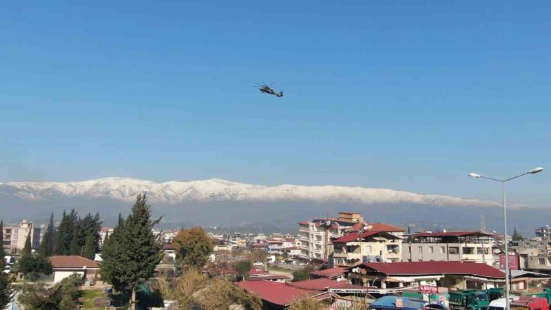 Deprem bölgesi Hatay’a askeri helikopterler ile yardım sürüyor

