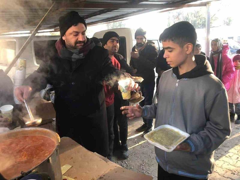 Mut Belediyesi deprem bölgesinde ekmek, su, yemek ve sıcak çorba dağıtıyor
