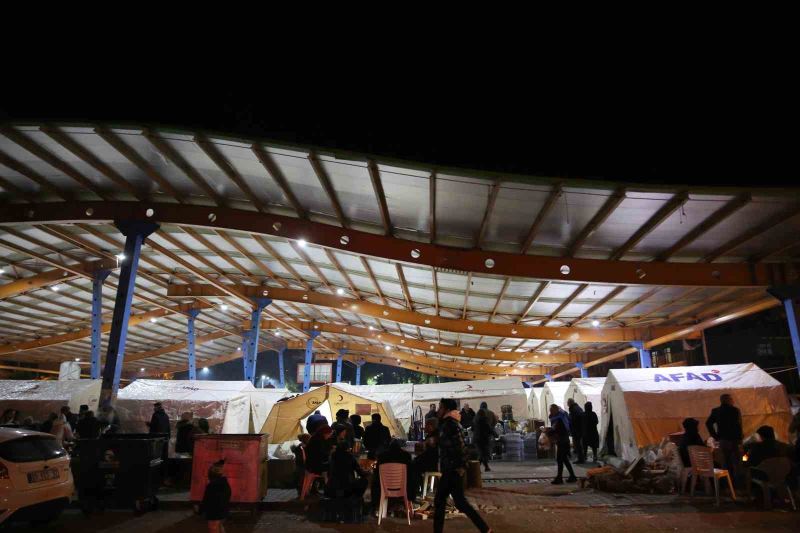 Adana’da depremzedeler çadırlarda yaşıyor
