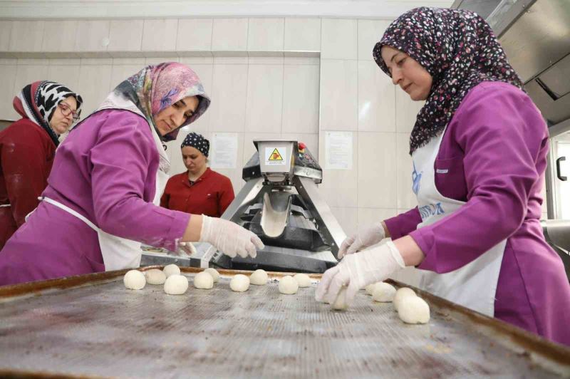 Isparta’da lisede üretilen 50 bin ekmek Kahramanmaraş’a gönderildi
