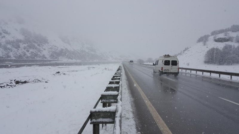 Kızıldağ Geçidinde kar yağışı etkili oluyor
