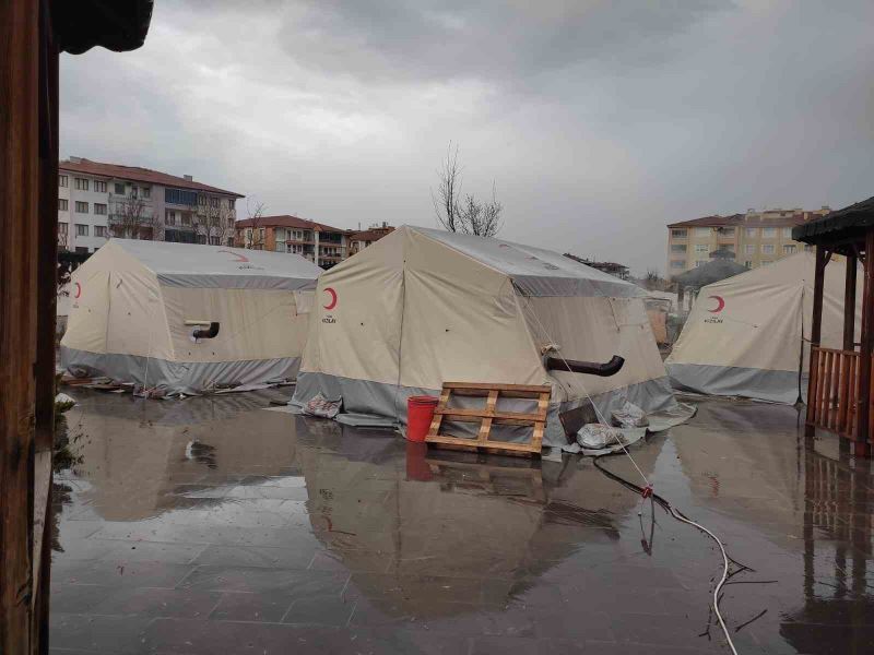 Malatya’da çadırları su bastı
