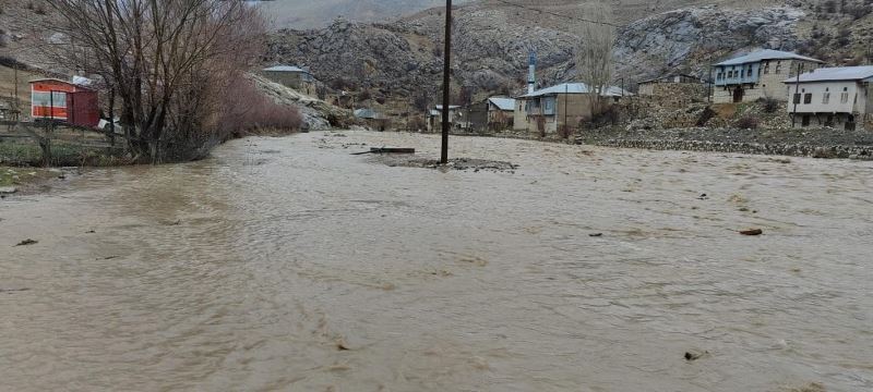 Derelerden taşan sel suları köy yollarını ulaşıma kapattı
