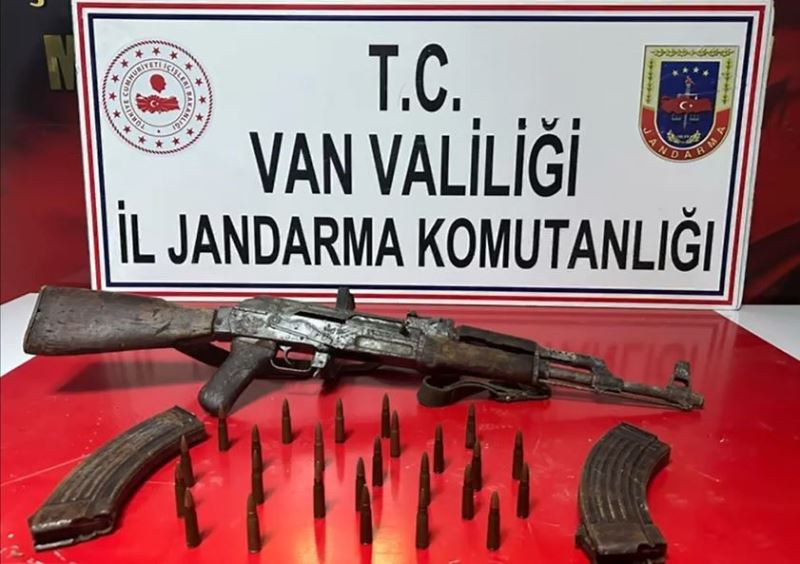 Van’da toprağa gömülü silah ve mühimmat bulundu
