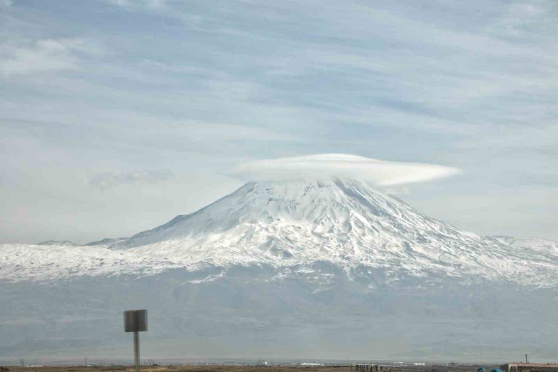 Türkiye’nin çatısı Ağrı Dağı buluttan şapkasını taktı
