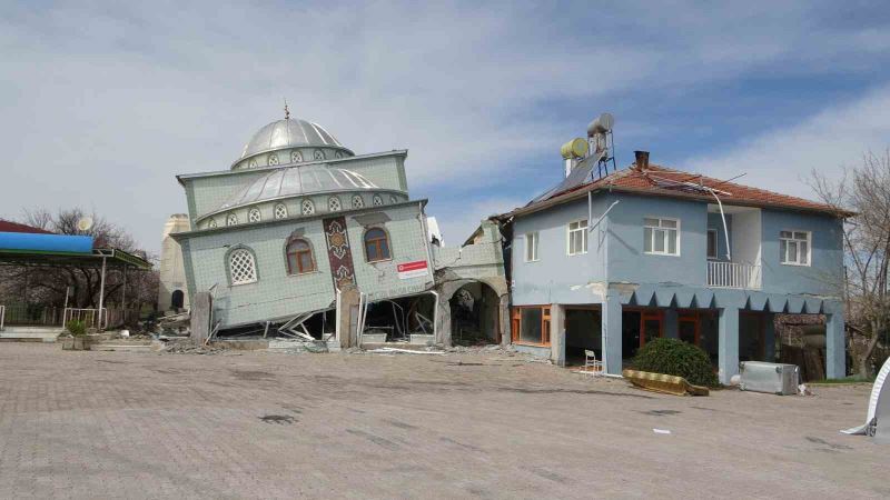 İlk depremde minaresi, ikincisinde kendisi yıkılan cami yan yattı
