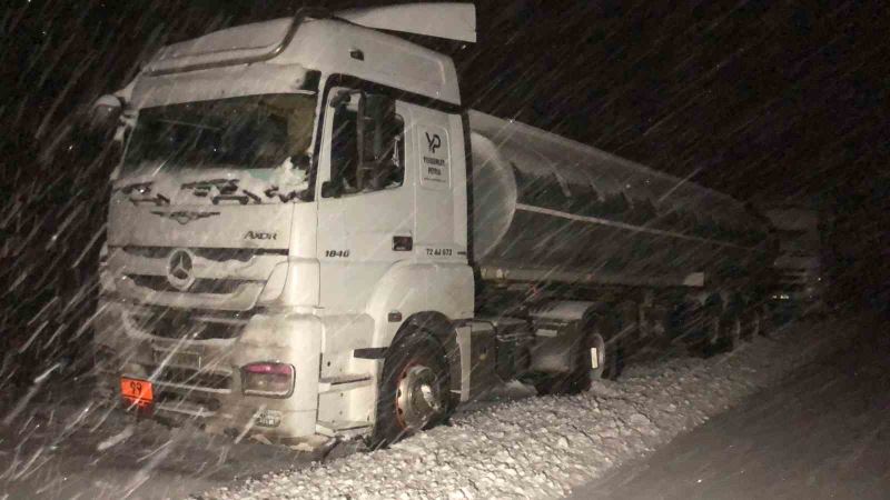 Kars’ta tırlar tipi nedeniyle yolda mahsur kaldı
