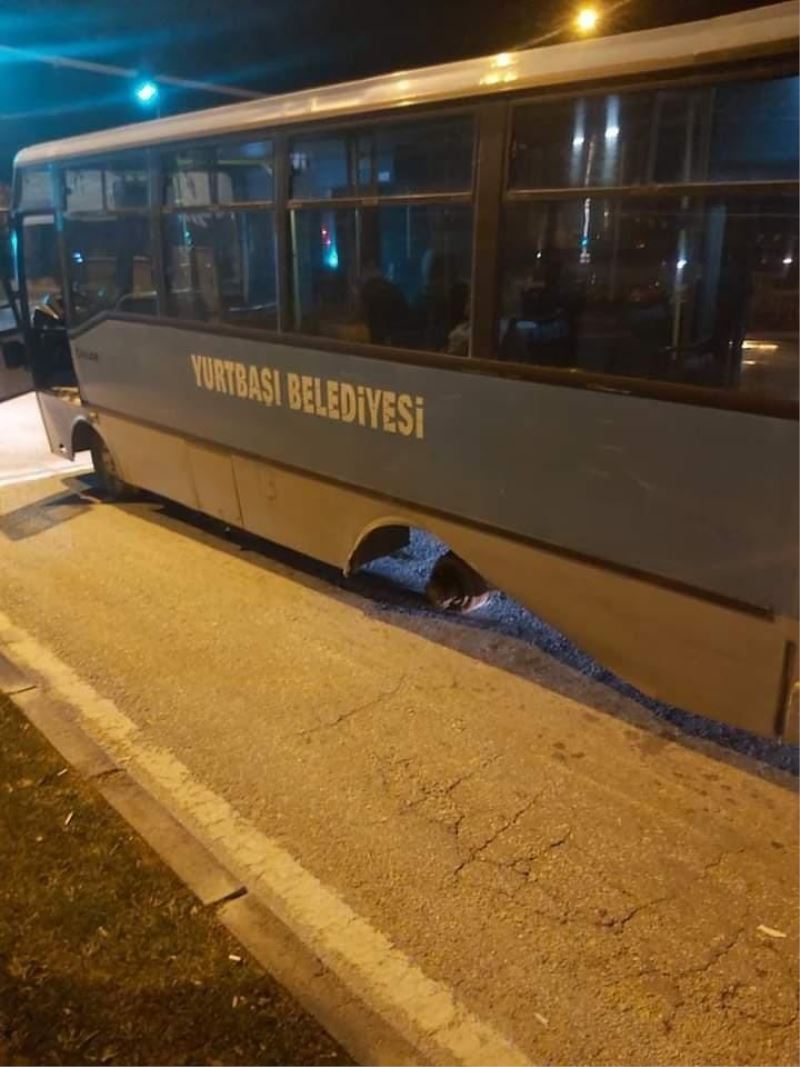 Elazığ’da yolcu dolu otobüsün arka tekeri fırladı
